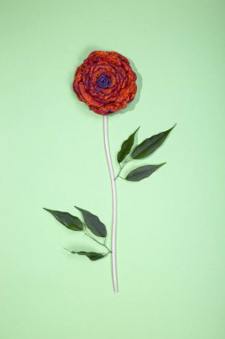 Fulled yün yeşil bir arka plan üzerinde bir çiçek şeklinde broş
