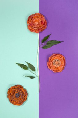 Fulled yün renkli bir arka plan üzerinde bir çiçek şeklinde üç broşlar