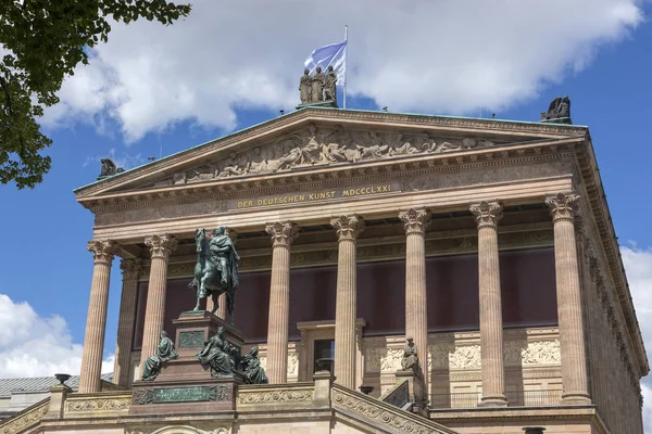 Berlin, Almanya - 01 Temmuz 2018: Berlin 'de Alte Nationalgalerie (Eski Ulusal Galeri)