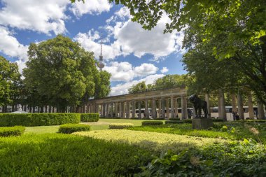 Berlin, Almanya - 01 Temmuz 2018: Colonnade courtyard Berlin Alte Nationalgalerie (eski National Gallery) girişinin önünde
