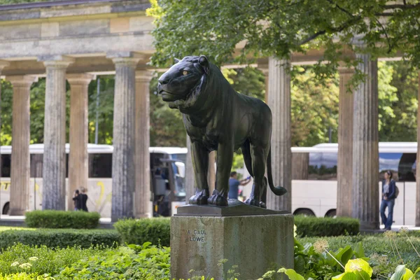 Berlín Alemania Julio 2018 Escultura León Frente Patio Colonnaded Isla — Foto de Stock