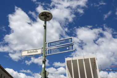 Berlin'de sokak yön ve mesafe göstergesi