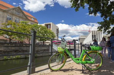 Berlin, Almanya - 01 Temmuz 2018: Yeşil Bisiklet setin de Berlin Spree Nehri'nin üzerinde