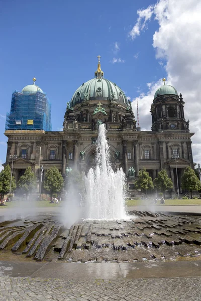 Berlin Allemagne Juillet 2018 Fontaine Centre Parc Lustgarten Arrière Plan — Photo