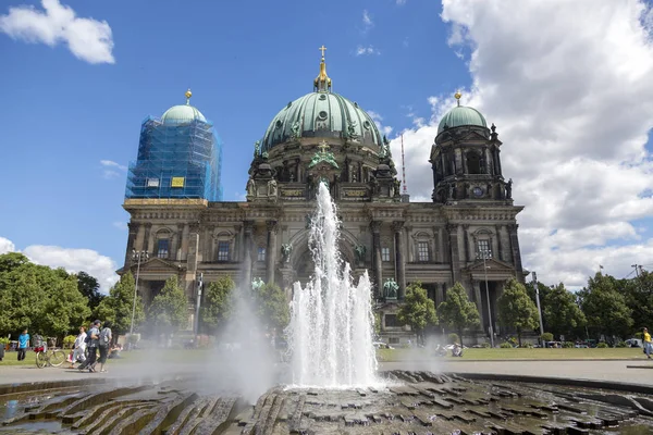 Berlino Germania Luglio 2018 Fontana Nel Centro Del Parco Lustgarten — Foto Stock