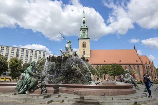 Berlin Tyskland Juli 2018 Neptunus Fontän Centrum Berlin Bakgrunden Kyrkan — Stockfoto