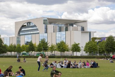 Berlin, Almanya - 01 Temmuz 2018: Gençlik Office, Almanya Federal Başbakanı binanın önünde kare üzerine getirin