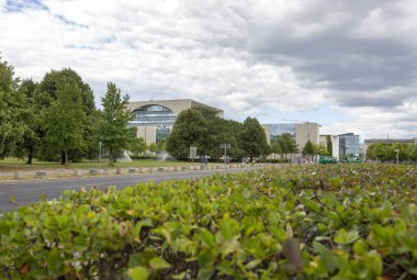 Berlin, Almanya - 01 Temmuz 2018: Almanya Federal Chancellery önünde Park.