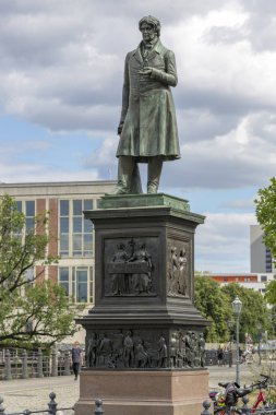 Berlin, Almanya - 01 Temmuz 2018: Bronz anıt, Peter Beuth de Berlin merkezi.