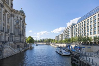Berlin, Almanya - 01 Temmuz 2018: Görünümü Berlin çıkabilir ve Spree Nehri.