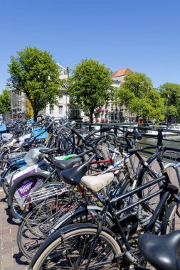 Amsterdam, Hollanda - 02 Temmuz 2018: Bisiklet Park Amsterdam'da merkezi