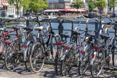 Amsterdam, Hollanda - 02 Temmuz 2018: Bisiklet Park Amsterdam'da merkezi