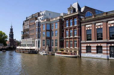 Amsterdam, Hollanda - 2 Temmuz 2018: Amsterdam 'ın merkezinde bulunan Amstel Nehri seti