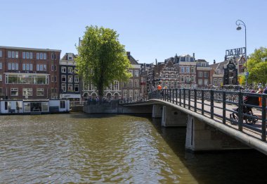 Amsterdam, Hollanda - 2 Temmuz 2018: Amsterdam 'ın merkezinde bulunan Amstel Nehri seti