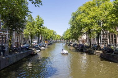 Amsterdam, Hollanda - 02 Temmuz 2018: Görünümüne Amsterdam Amstel Nehri'nin Kanal Köprüsü