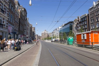 Amsterdam, Hollanda - 02 Temmuz 2018: Görünüm, Rokin Street Amsterdam'da merkezi