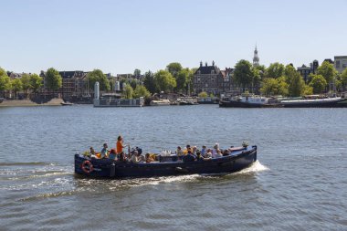 Amsterdam, Hollanda - 02 Temmuz 2018: Turist Amsterdam Amstel Nehri üzerinde bir büyük zevk tekne.