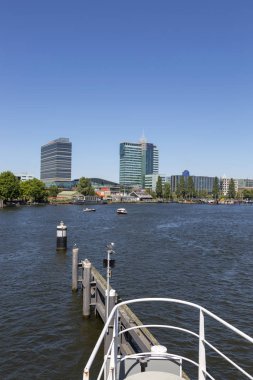 Amsterdam, Hollanda - 02 Temmuz 2018: Amsterdam'ın dolgu üzerinde modern binalar görünümünü