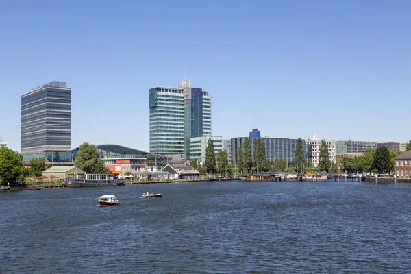 Amsterdam Hollanda Temmuz 2018 Amsterdam Dolgu Üzerinde Modern Binalar Görünümünü — Stok fotoğraf