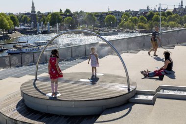 Amsterdam, Hollanda - 2 Temmuz 2018: Amsterdam 'daki NeMO müzesi binasının çatısında dinlenme alanı.