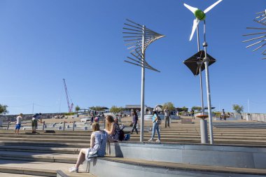 Amsterdam, Hollanda - 2 Temmuz 2018: Amsterdam 'daki NeMO müzesi binasının çatısında dinlenme alanı.