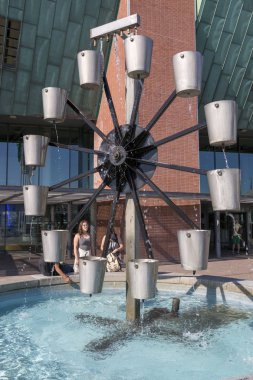 Amsterdam, Hollanda - 02 Temmuz 2018: Çeşme museum Amsterdam Nemo yakınındaki