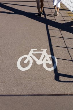 Amsterdam, Hollanda - 02 Temmuz 2018: Altyapı yolun üzerinde dizin Bisiklete binme