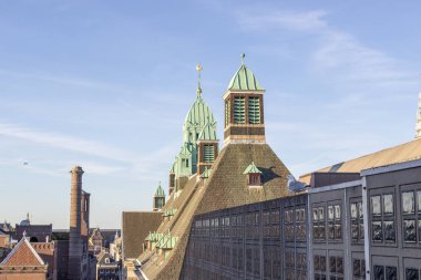 Amsterdam, Hollanda - 02 Temmuz 2018: Amsterdam'da merkezi binaların çatıları görünümünü