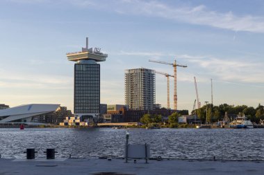 Amsterdam, Hollanda - 02 Temmuz 2018: Amsterdam'ın dolgu üzerinde modern binalar görünümünü
