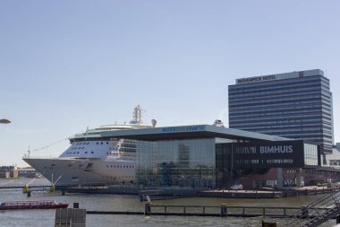 Amsterdam, Hollanda - 2 Temmuz 2018: Amsterdam rıhtımındaki konser salonu ve otel