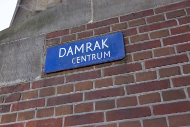 Amsterdam'da Merkezi binasında sokak adı Damrak plakalı