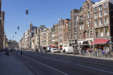 Amsterdam, Hollanda - 02 Temmuz 2018: Damrak street güneşli tarafı