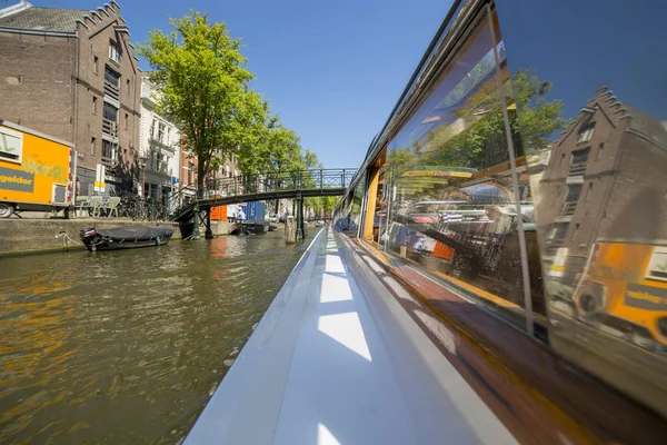 アムステルダム オランダ 2018年7月2日 アムステルダムの運河を通る遊覧船での遠足 — ストック写真