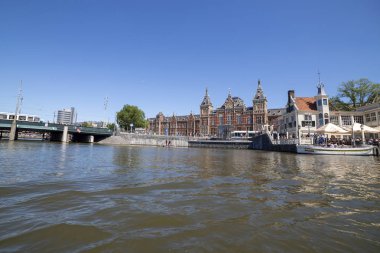 Amsterdam, Hollanda - 02 Temmuz 2018: Amstel Nehri tren istasyonundan görünümünü