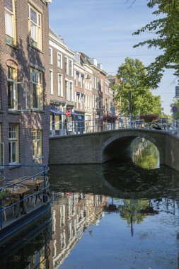 Delft, Hollanda - 3 Temmuz 2018: Delft 'in tarihi merkezinde caddeye bakın