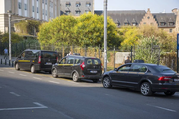 Brussels, Belçika - 04 Temmuz 2018: Merkezi Brüksel'deki bir taksi durağı