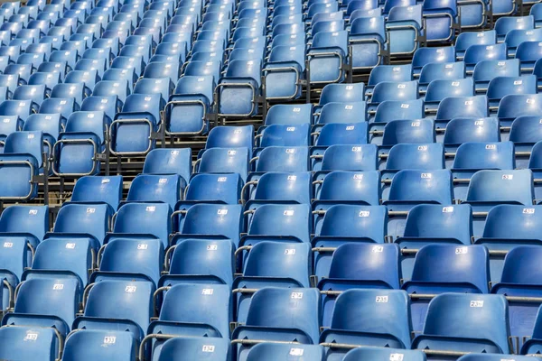Tribune numaraları ile mavi plastik sandalye