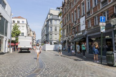 Brüksel, Belçika - 4 Temmuz 2018: Brüksel 'in merkezindeki sokağa bakın