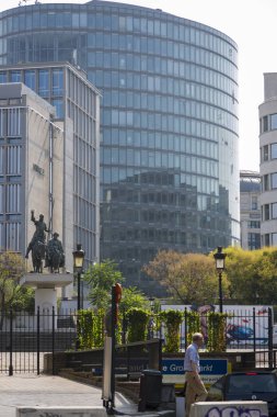 Brüksel, Belçika - 4 Temmuz 2018: Brüksel 'in merkezindeki sokağa bakın