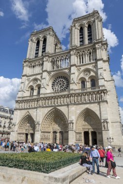 Paris, Fransa - 04 Temmuz 2018: Notre Dame Katedrali önünde kare