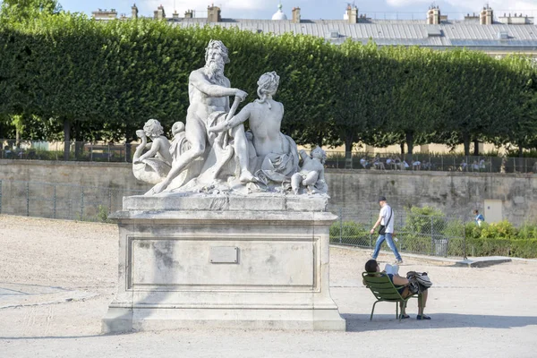 パリのチュイルリー公園内彫刻組成と観光休暇をパリ フランス 2018 — ストック写真