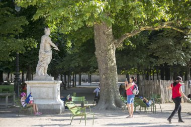 Paris, Fransa - 04 Temmuz 2018: Turist Tuileries bahçesinde Paris heykel kompozisyon yakınındaki