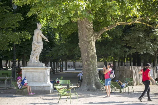 París Francia Julio 2018 Turistas Cerca Composición Escultórica Jardín Las —  Fotos de Stock