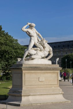 Paris, Fransa - 4 Temmuz 2018: Paris 'teki Tuileries Garden' da Minotaur ile Theseus 'un heykel kompozisyonu