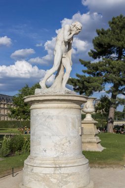 Paris, Fransa - 04 Temmuz 2018: Paris Tuileries bahçesinde heykel kompozisyon
