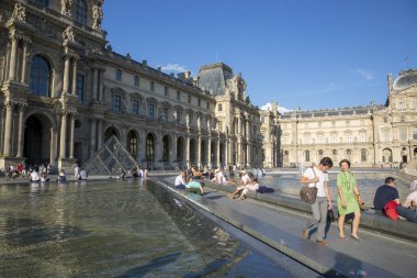 Paris, Fransa - 4 Temmuz 2018: Paris 'te Louvre Piramidinin önündeki meydanın görüntüsü.