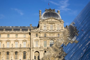 Paris, Fransa - 4 Temmuz 2018: Louvre Müzesi 'nin cam piramidine Louvre binasının yansıması