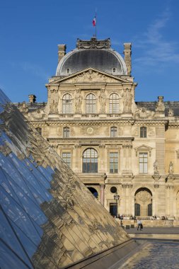 Paris, Fransa - 4 Temmuz 2018: Louvre Müzesi 'nin cam piramidine Louvre binasının yansıması