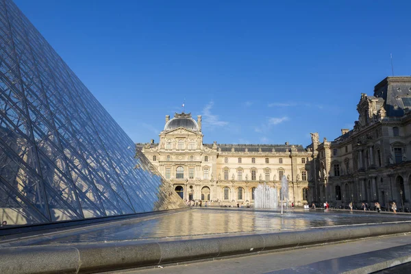 フランス 2018 泉とルーヴル美術館のピラミッドのフラグメント — ストック写真