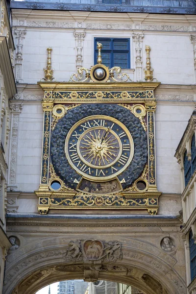 フランスのルーアン中心部のアーチ上の14世紀の天文時計 — ストック写真